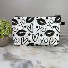 Load image into Gallery viewer, Pouch - Heart XO Lips