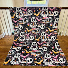 Load image into Gallery viewer, Blanket Halloween #21 - Reading Ghosts

